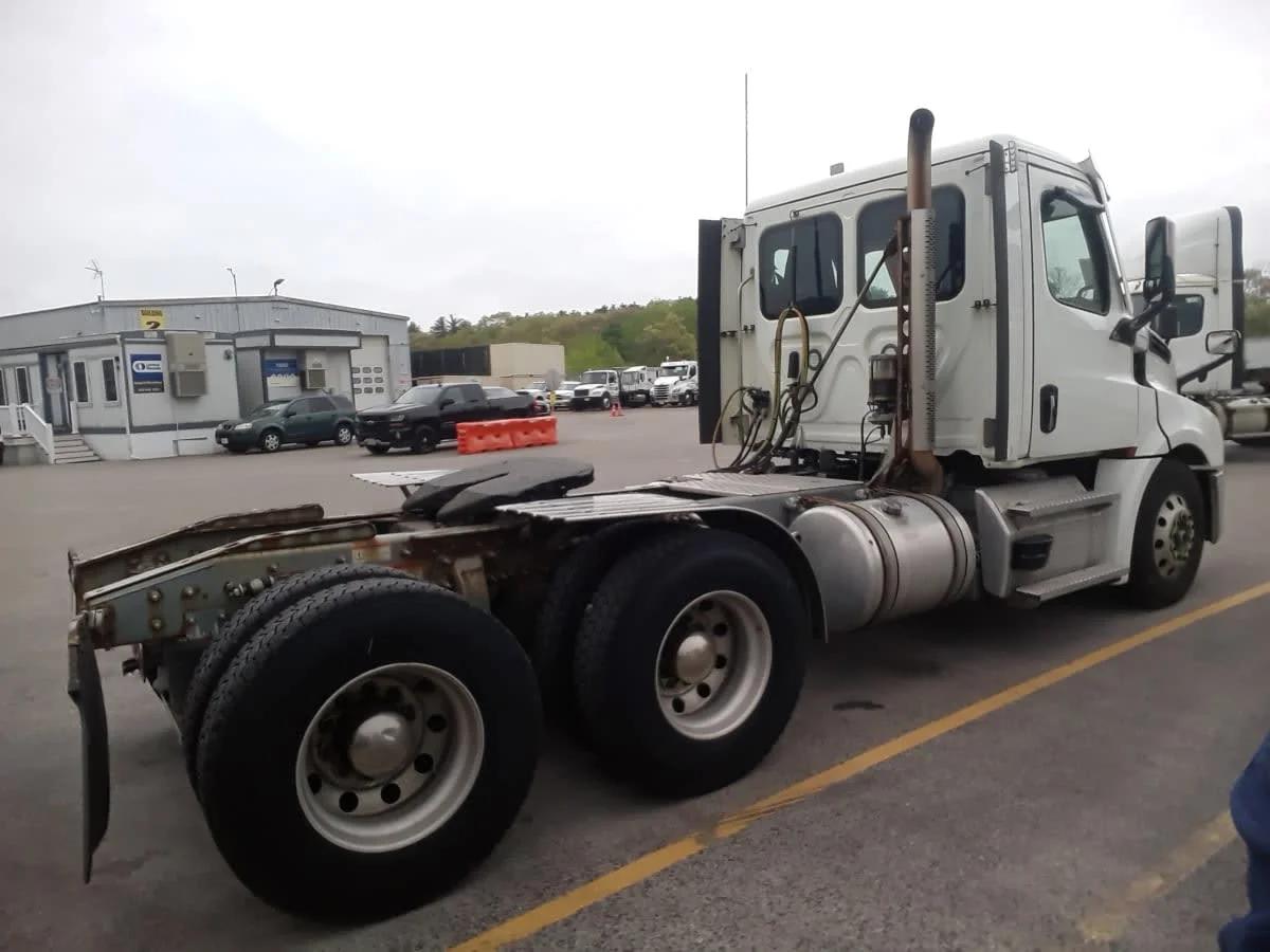 2021 Freightliner Cascadia in Salisbury, MA — photo 4
