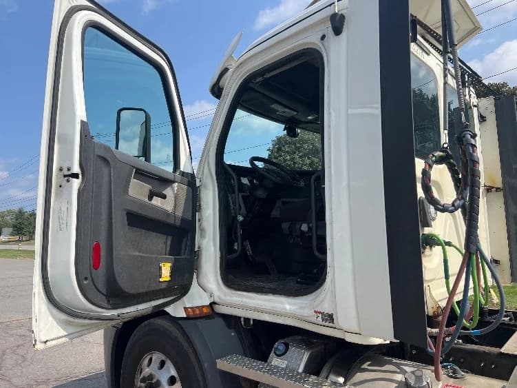 2020 Freightliner Cascadia in Rochester, NY — photo 9