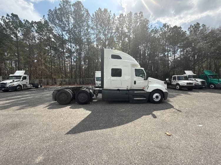2023 International LT in Jacksonville, FL — photo 8