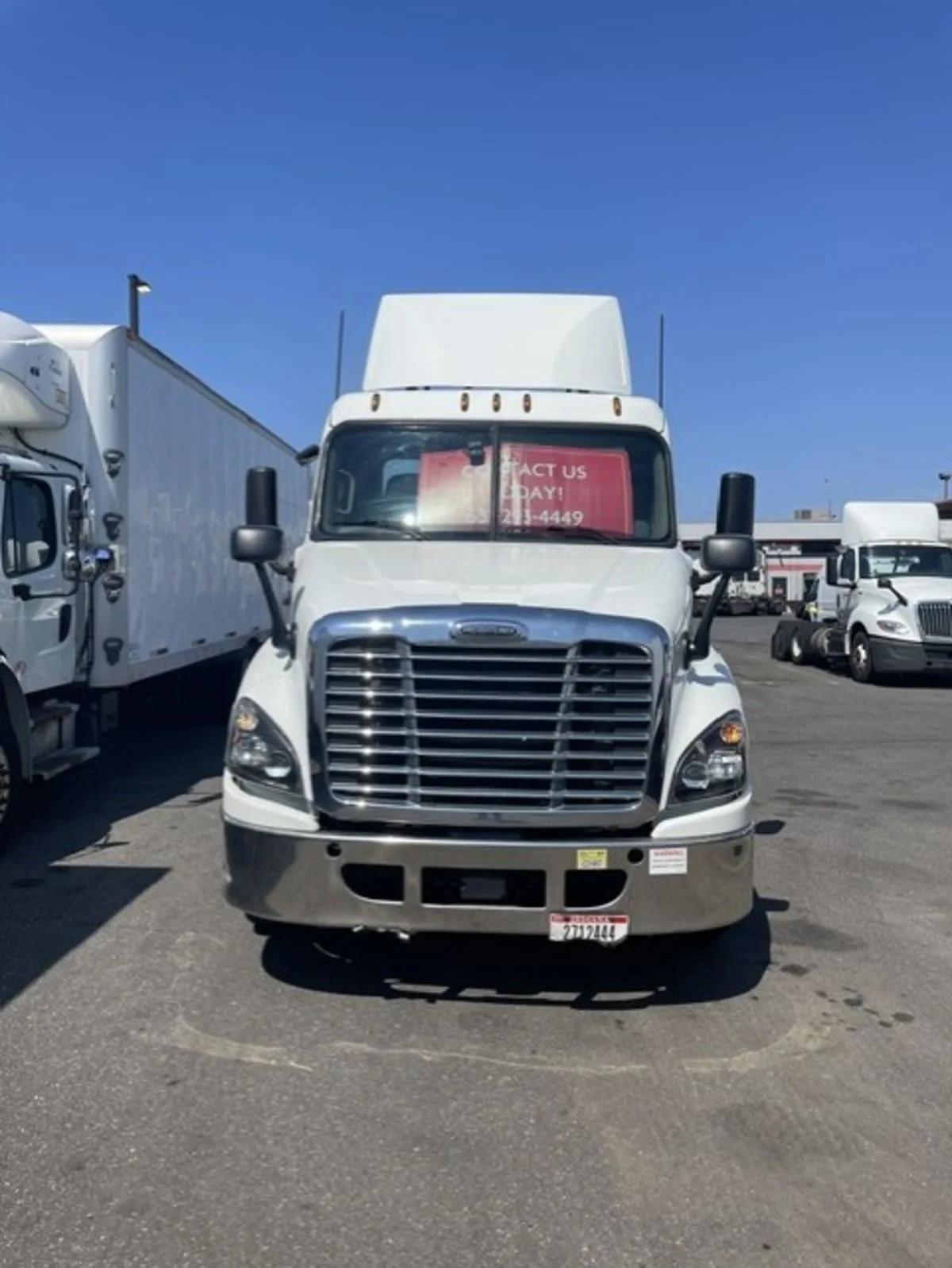 2018 Freightliner Cascadia in Farmingdale, NY — photo 2