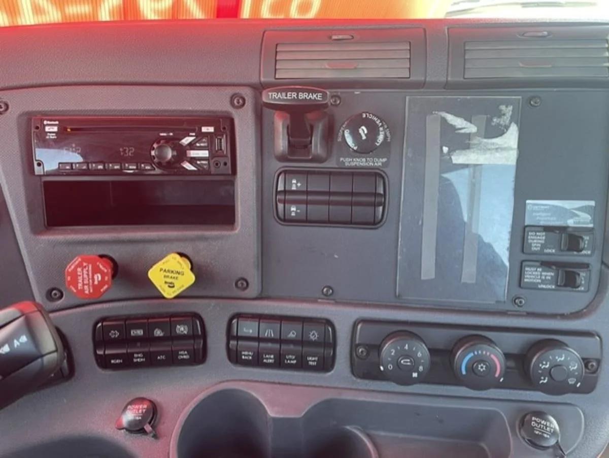 2018 Freightliner Cascadia in Farmingdale, NY — photo 10