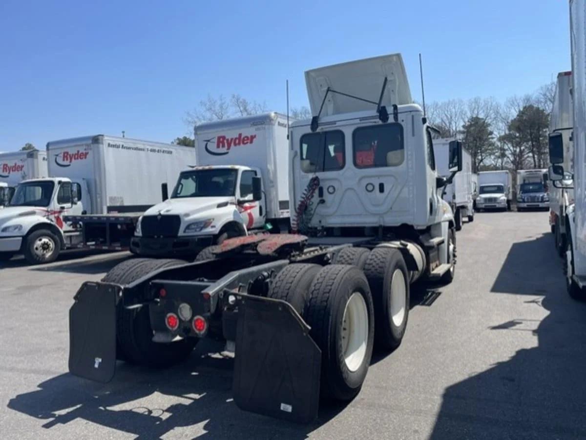 2018 Freightliner Cascadia in Farmingdale, NY — photo 4