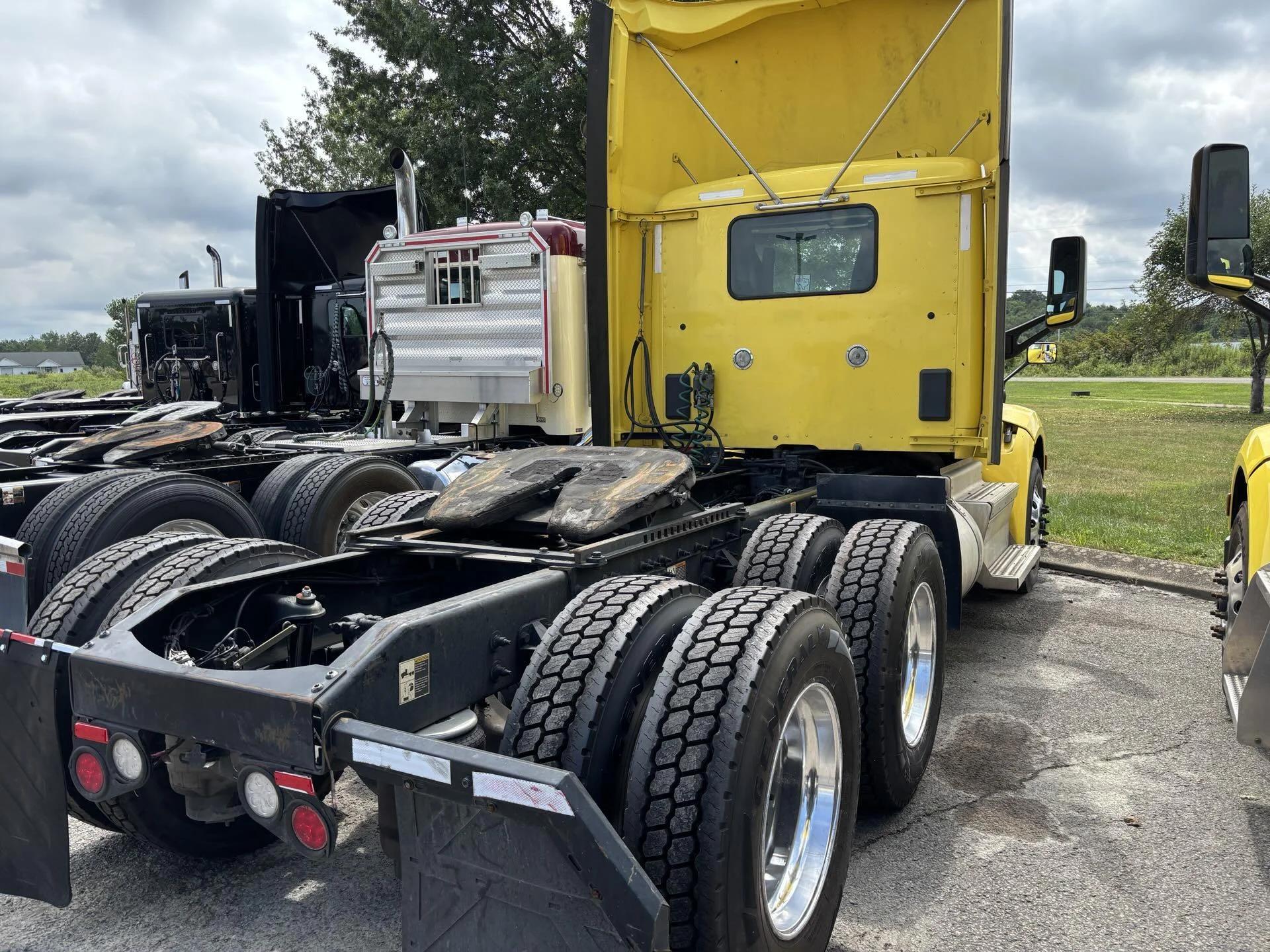 2021 Peterbilt 579 in Zanesville, OH — photo 2