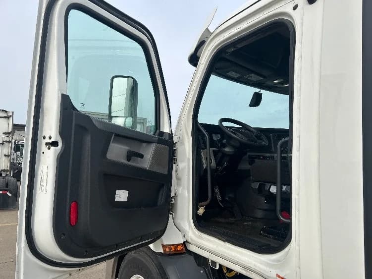 2020 Freightliner Cascadia in Allen Park, MI — photo 9