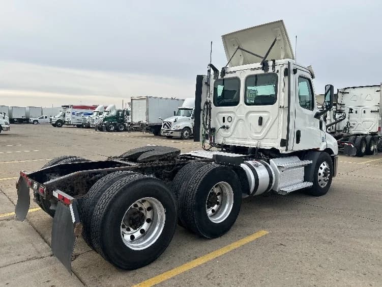 2020 Freightliner Cascadia in Allen Park, MI — photo 7