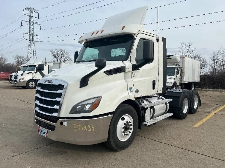 2020 Freightliner Cascadia in Allen Park, MI — photo 3