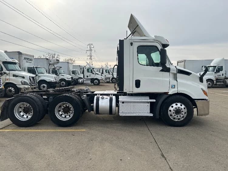 2020 Freightliner Cascadia in Allen Park, MI — photo 8