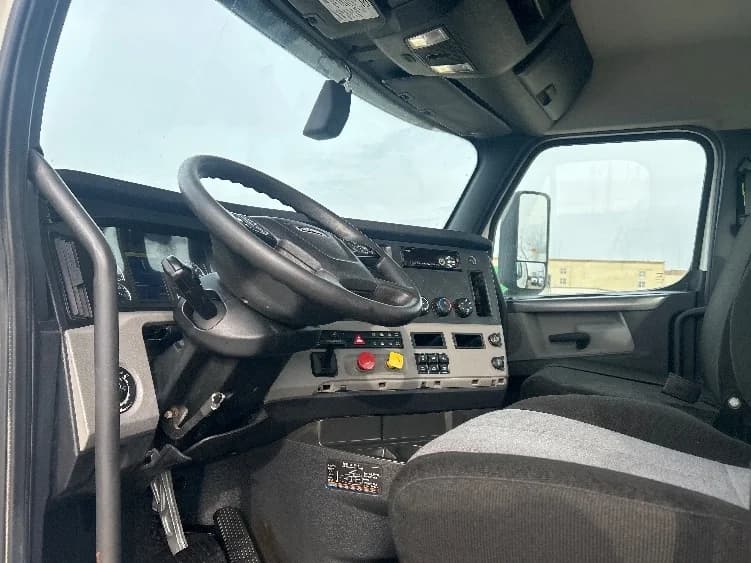 2020 Freightliner Cascadia in Allen Park, MI — photo 10