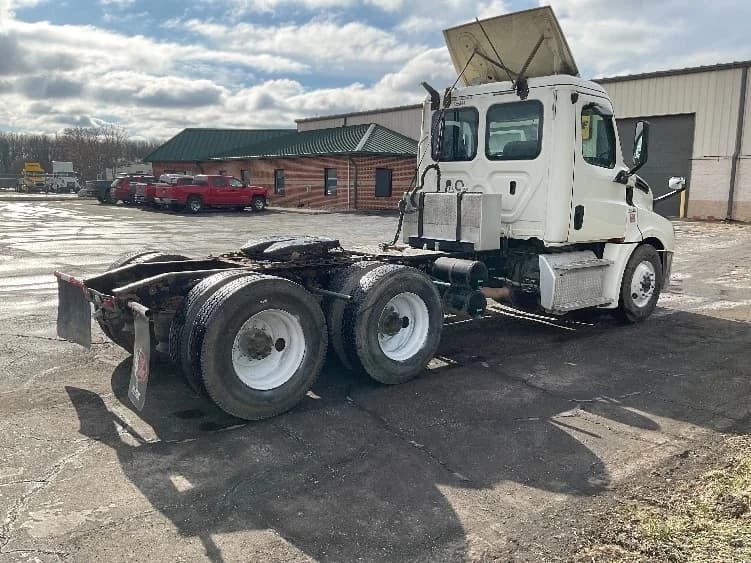 2019 Freightliner Cascadia in La Porte, IN — photo 7