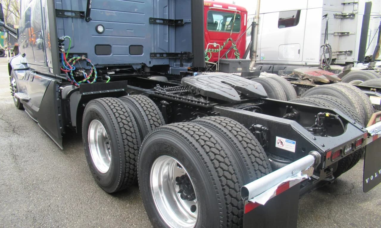 2027 Volvo VNL 860 in Rochester, NY — photo 3