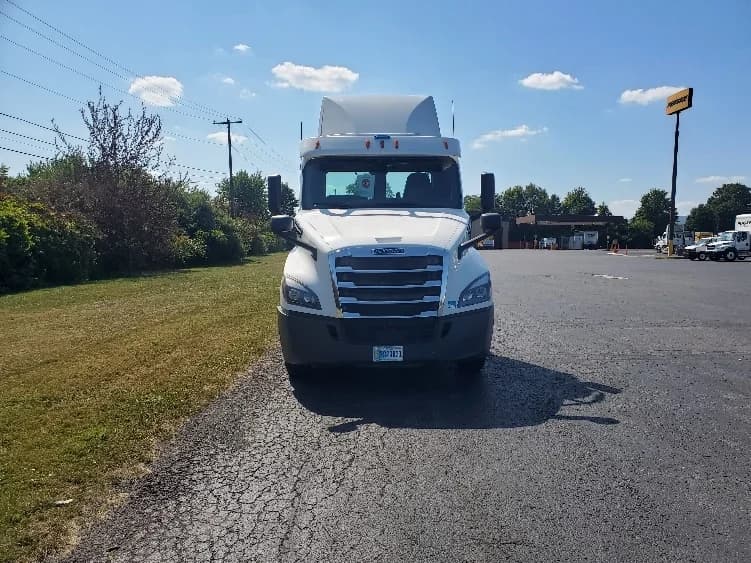 2020 Freightliner Cascadia in White Deer, PA — photo 2