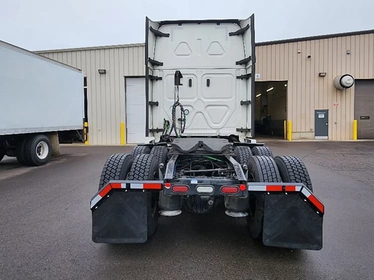 2021 Freightliner Cascadia in Brooklyn Park, MN — photo 6