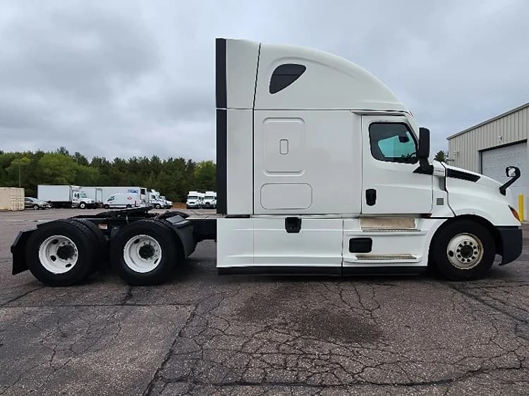 2021 Freightliner Cascadia in Brooklyn Park, MN — photo 8