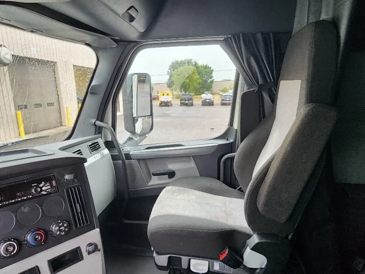2021 Freightliner Cascadia in Brooklyn Park, MN — photo 10