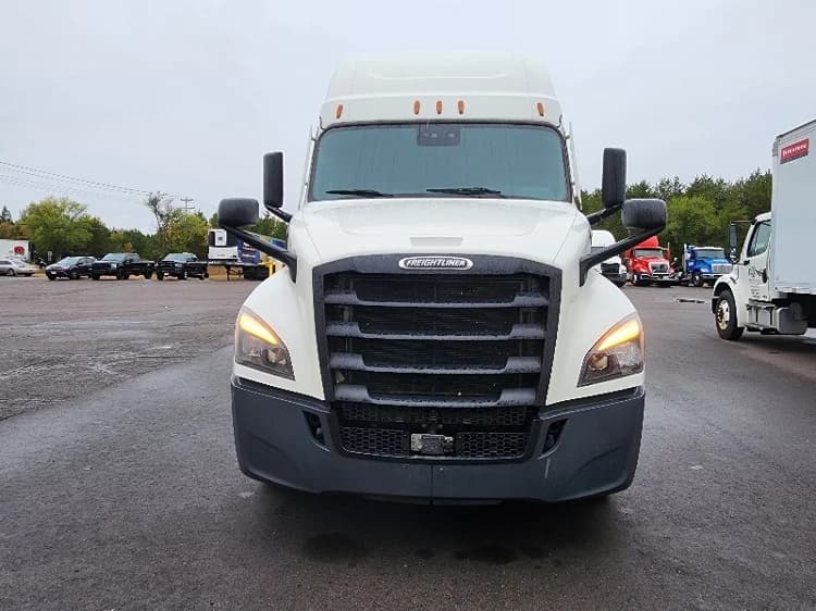 2021 Freightliner Cascadia in Brooklyn Park, MN — photo 2
