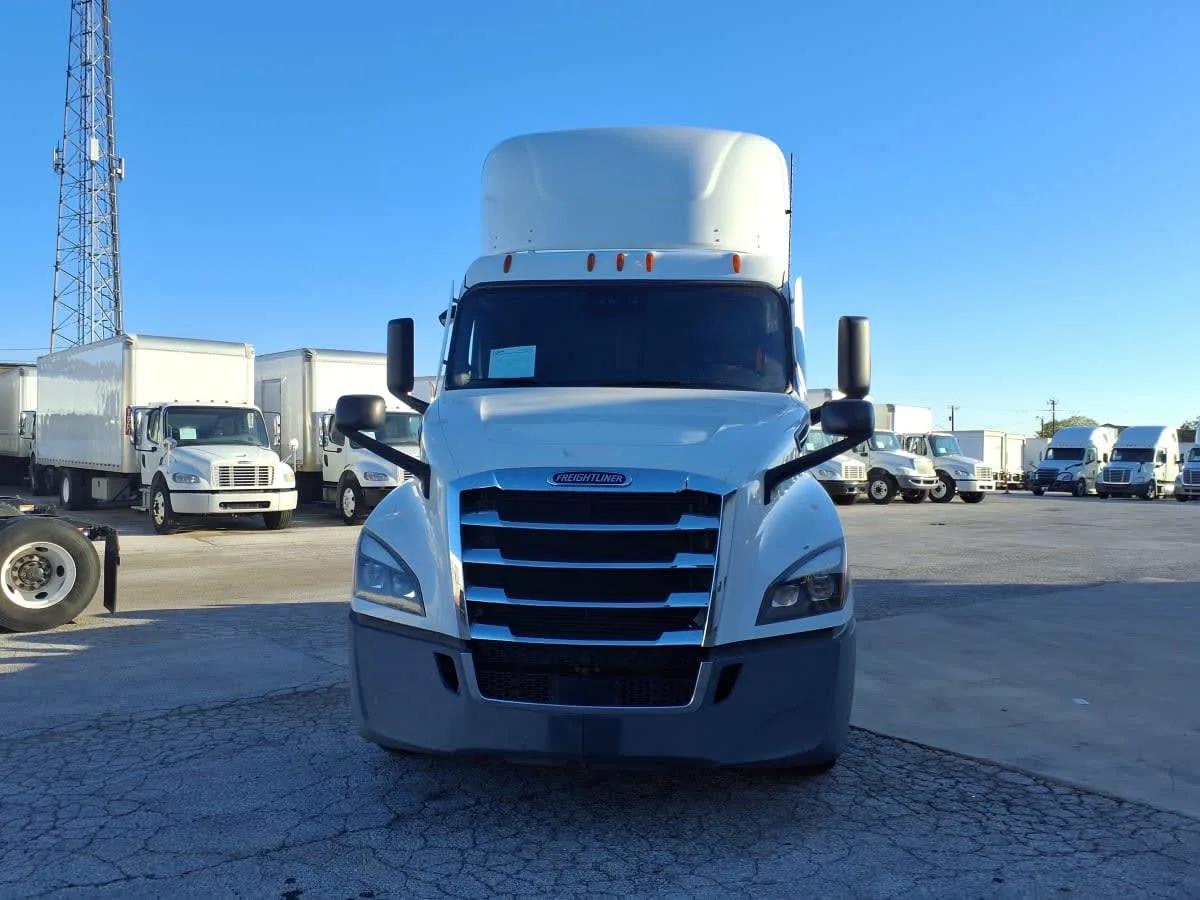 2022 Freightliner Cascadia in Fort Worth, TX — photo 2