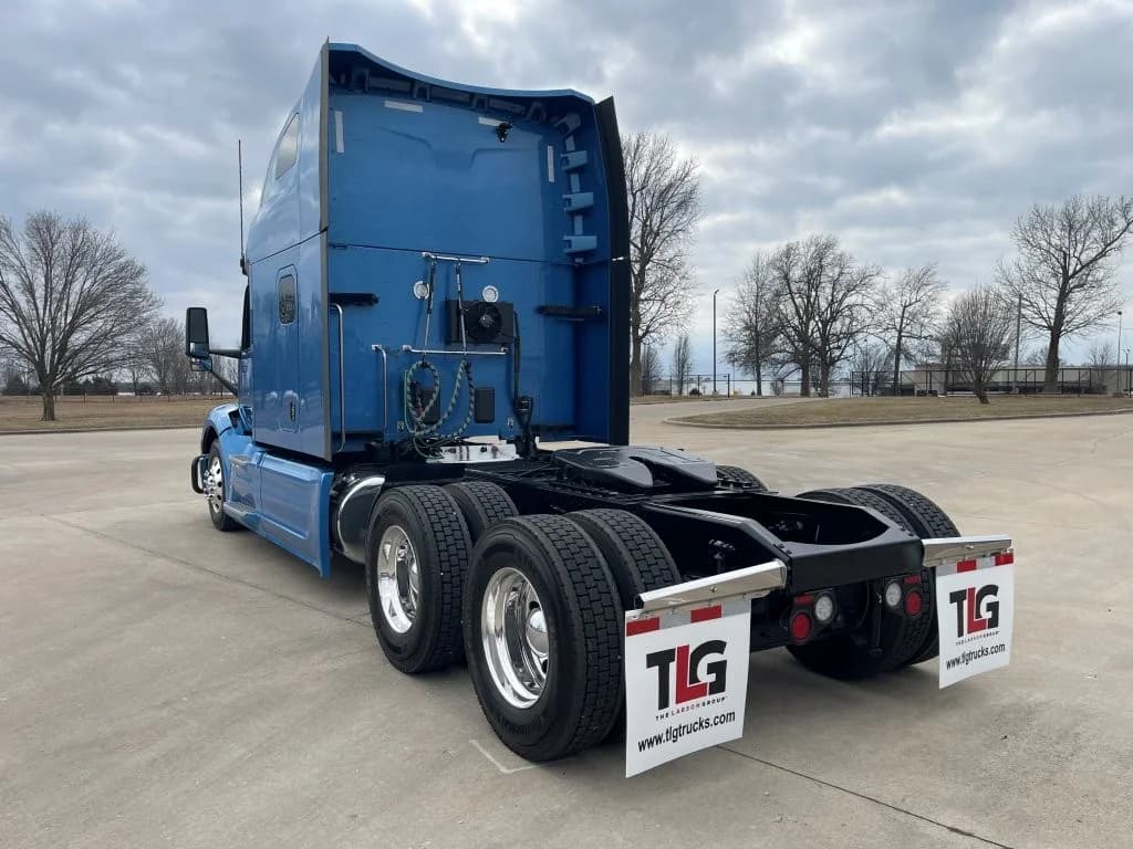 2023 Peterbilt 579 in Louisville, KY — photo 3