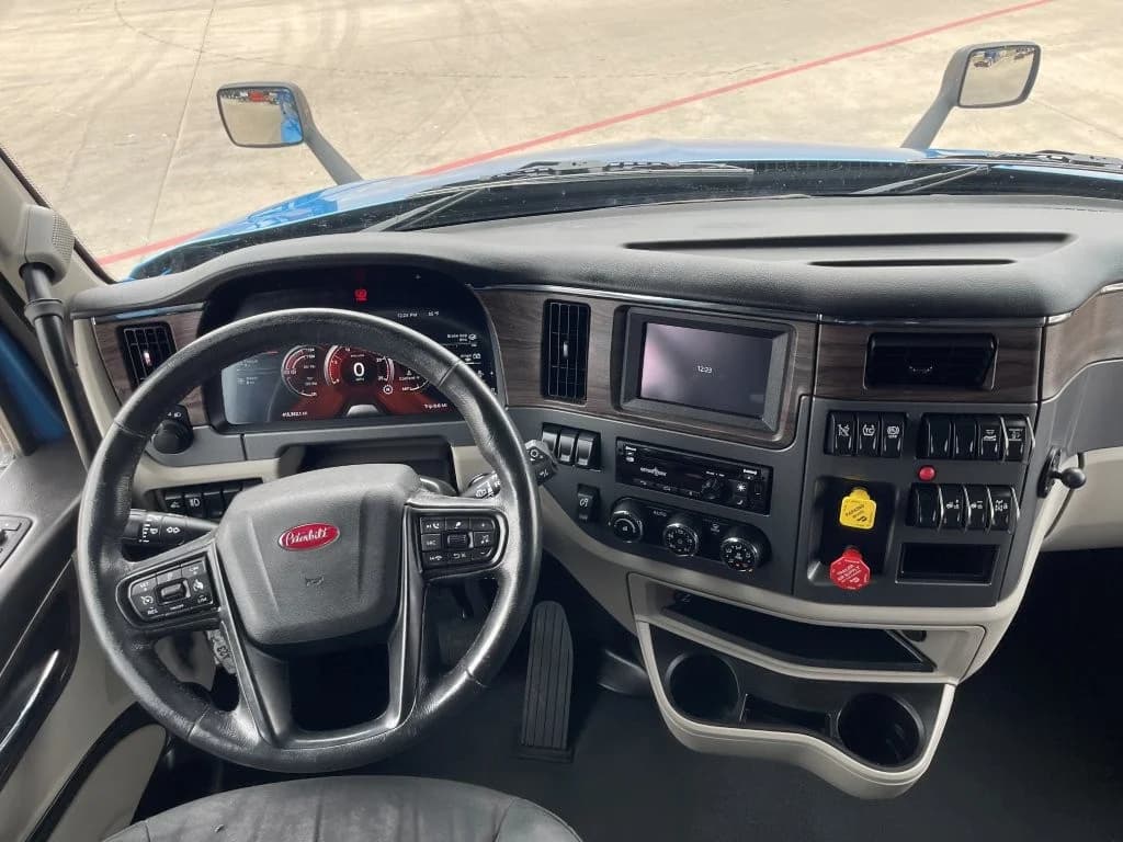 2023 Peterbilt 579 in Louisville, KY — photo 12