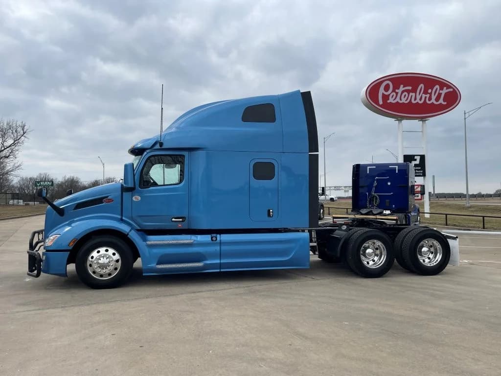 2023 Peterbilt 579 in Louisville, KY — photo 2