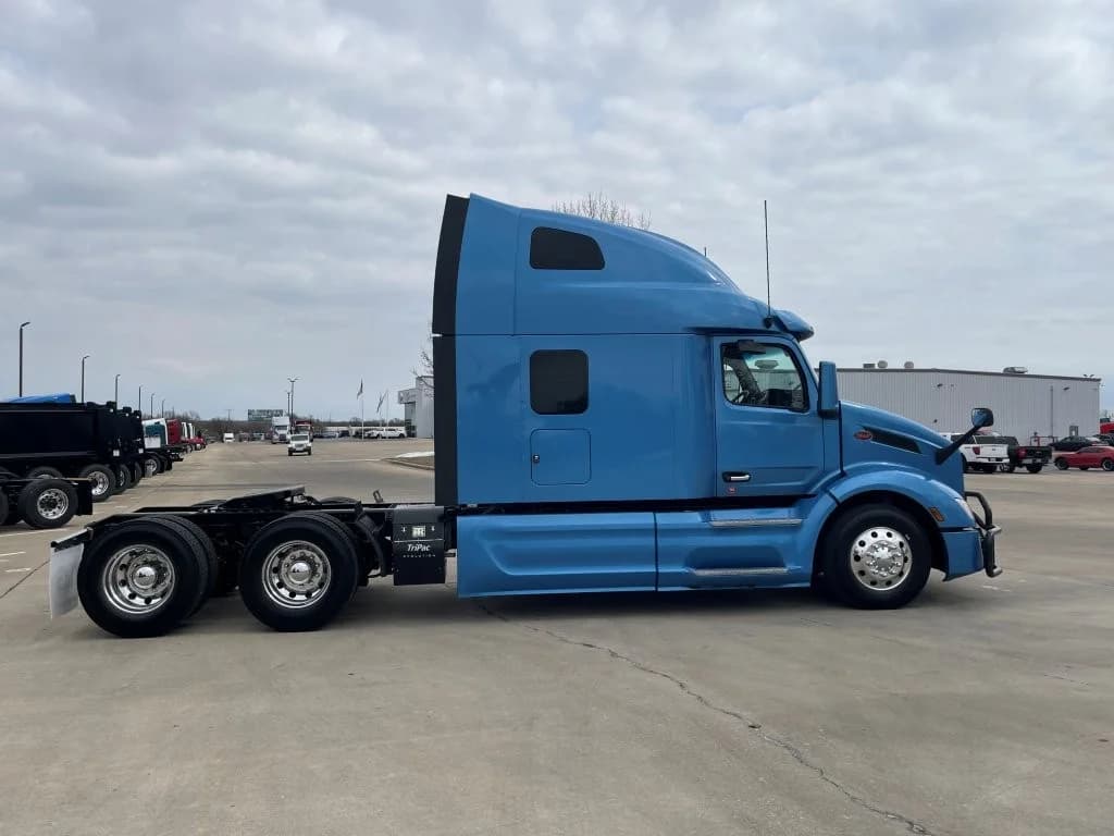 2023 Peterbilt 579 in Louisville, KY — photo 6