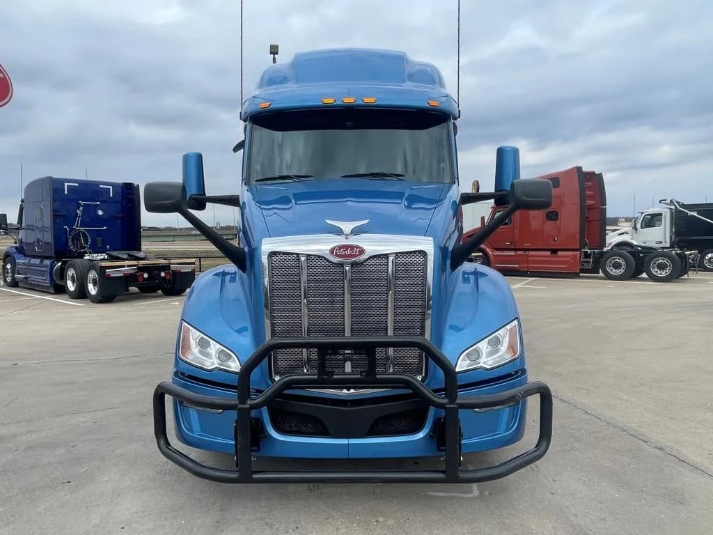 2023 Peterbilt 579 in Louisville, KY — photo 8