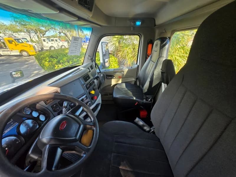 2021 Peterbilt 579 in Fort Lauderdale, FL — photo 11