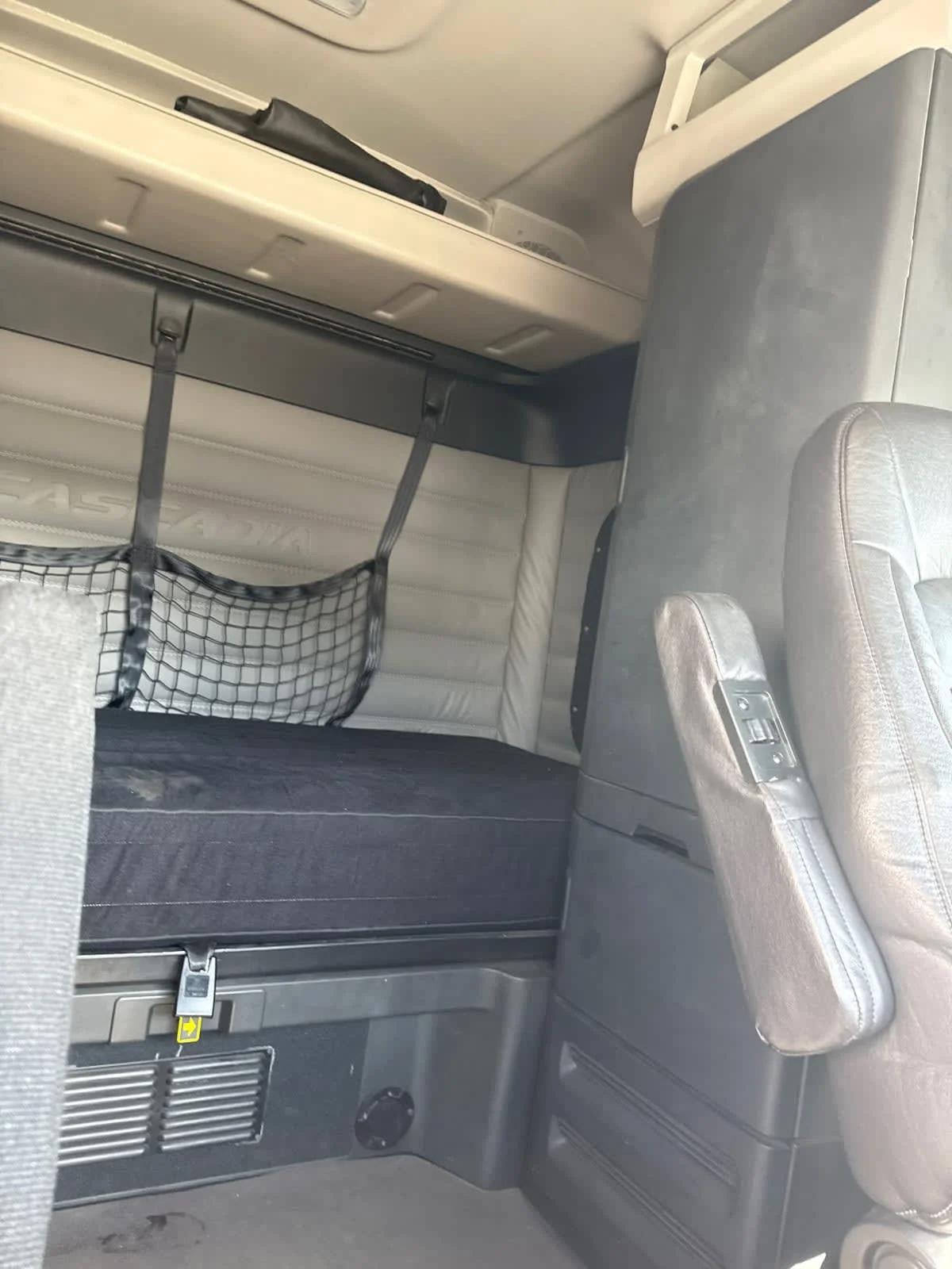 2020 Freightliner Cascadia in Pomona, CA — photo 8