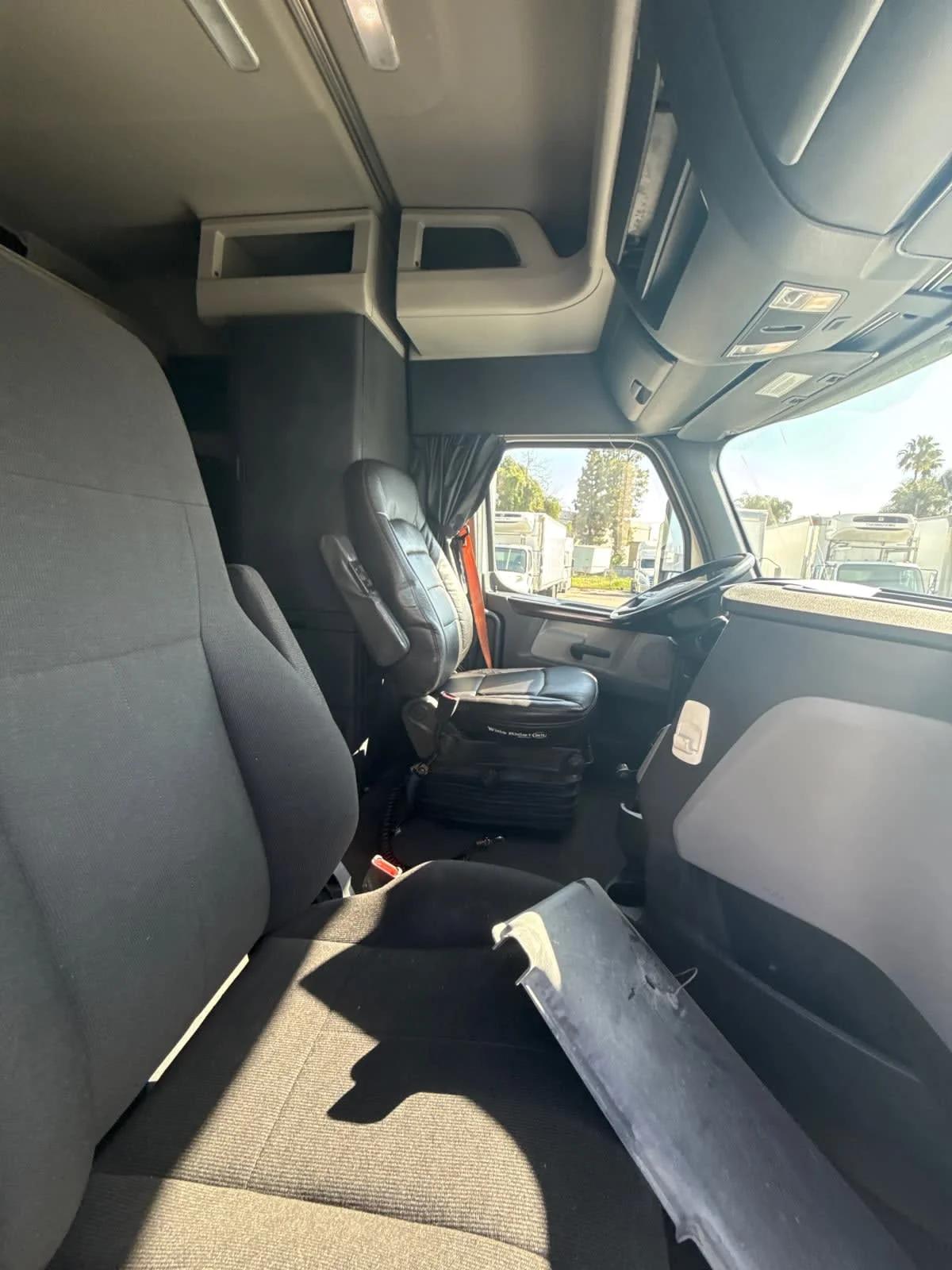 2020 Freightliner Cascadia in Pomona, CA — photo 7