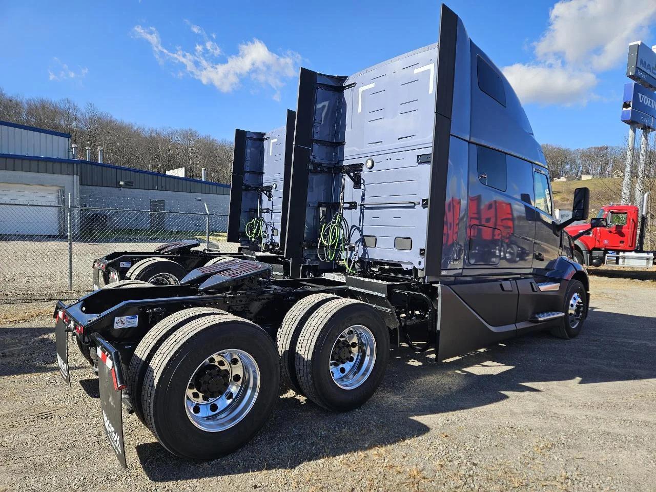2026 Volvo VNL 860 in Somerset, PA — photo 4