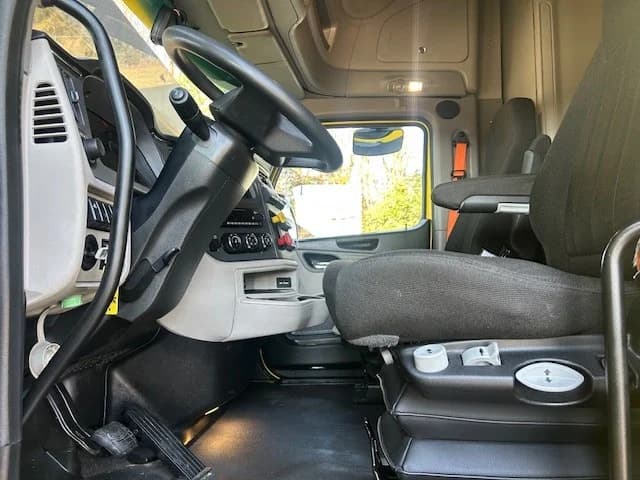 2023 Peterbilt 579 in Charlotte, NC — photo 11