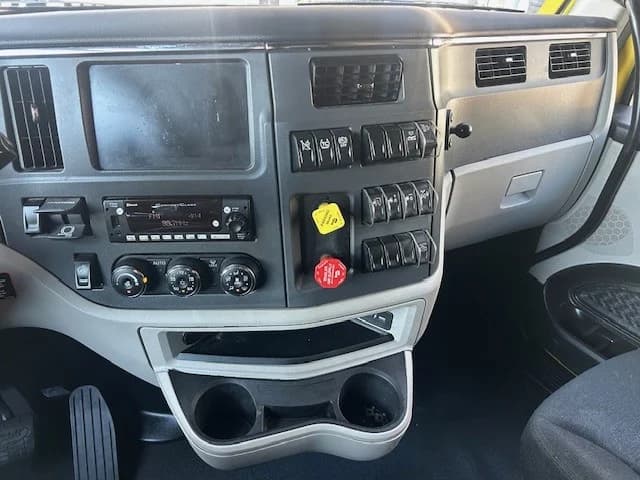 2023 Peterbilt 579 in Charlotte, NC — photo 14