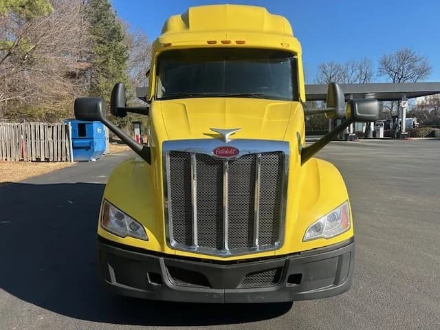 2023 Peterbilt 579 in Charlotte, NC — photo 2