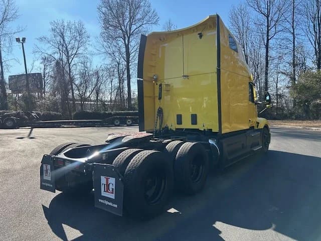 2023 Peterbilt 579 in Charlotte, NC — photo 4
