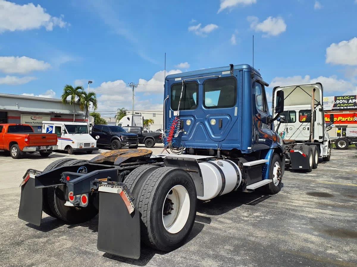 2018 Freightliner Cascadia in Miami, FL — photo 4