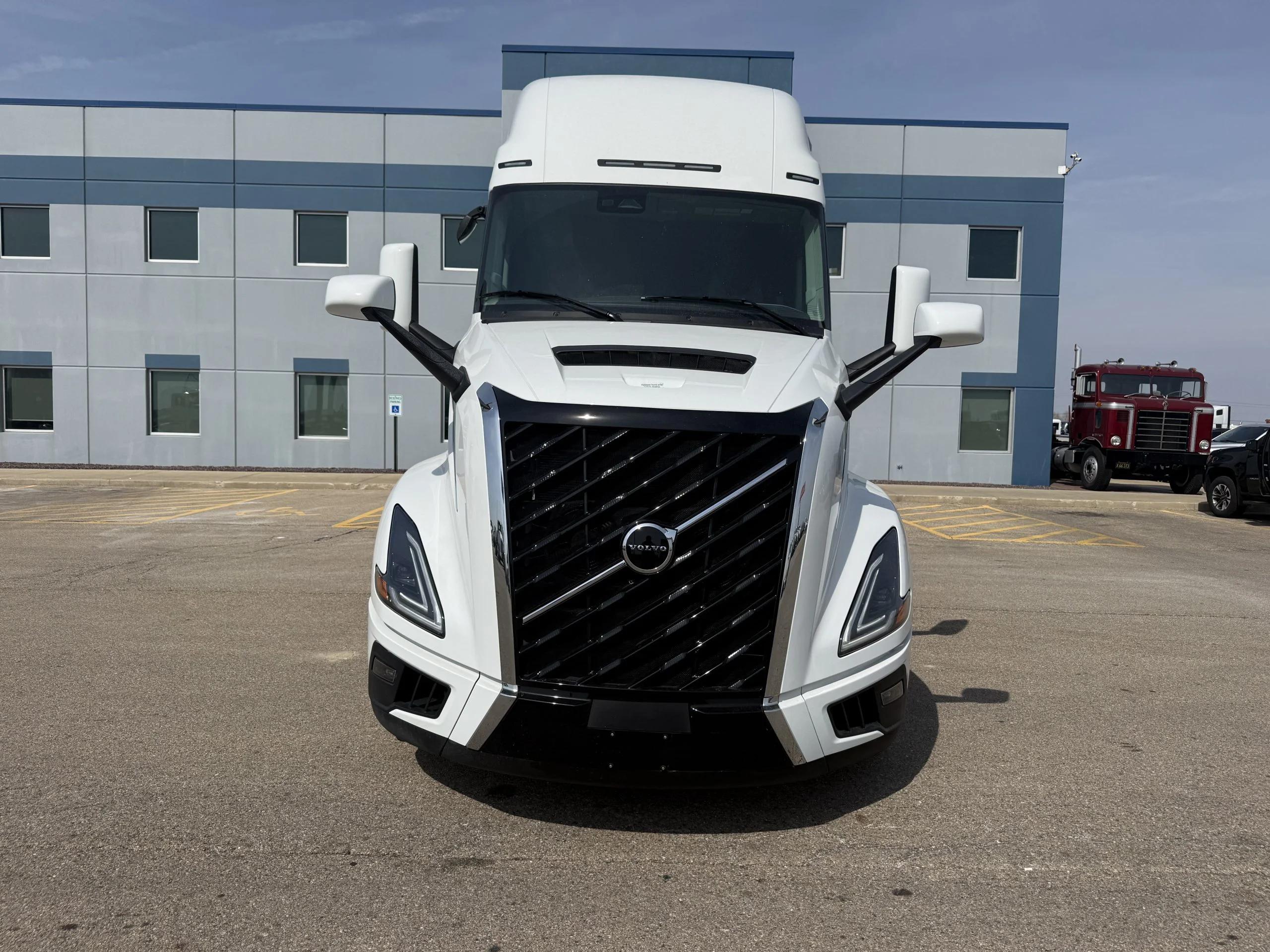 2027 Volvo VNL 860 in Peru, IL — photo 2