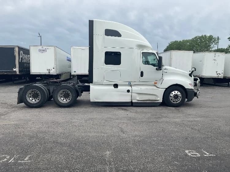 2023 International LT in Kansas City, MO — photo 8