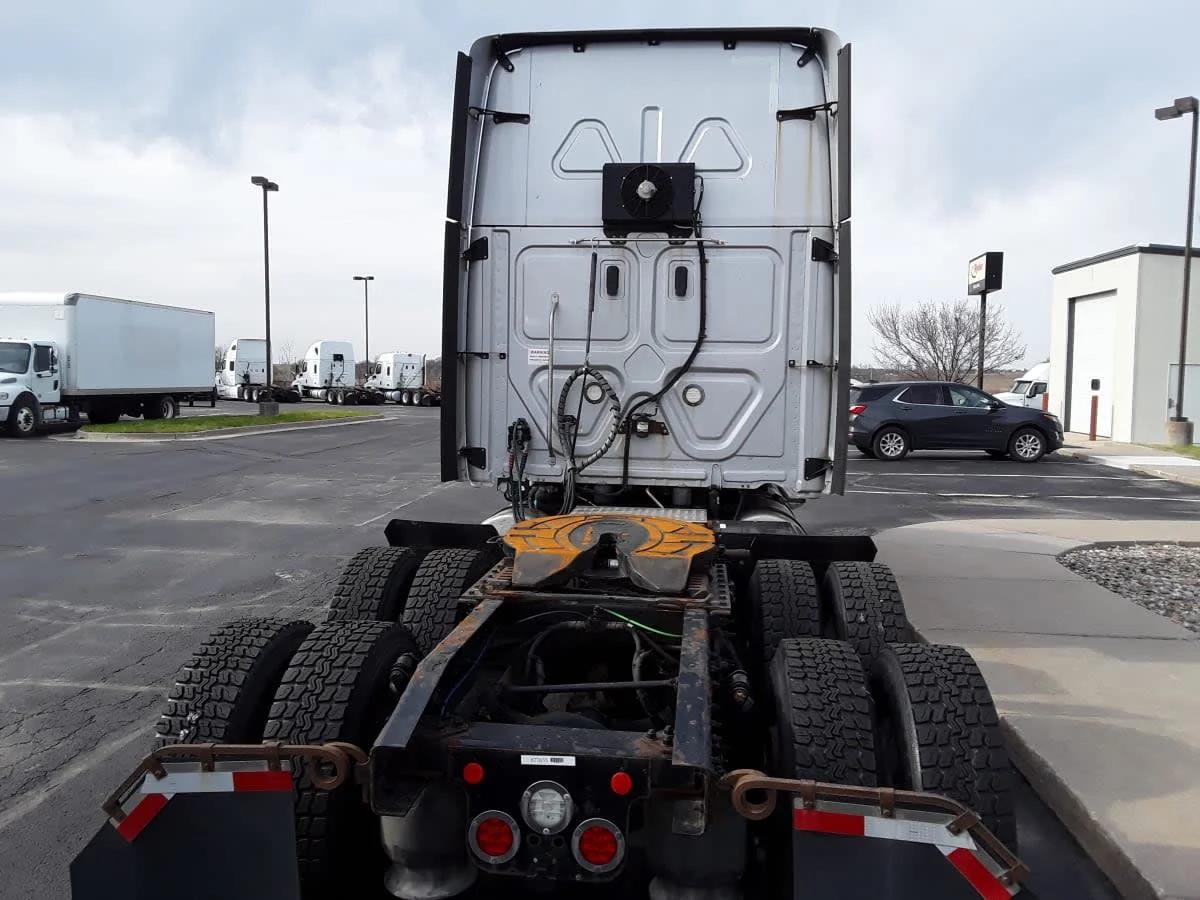 2020 Freightliner Cascadia in Altoona, IA — photo 5
