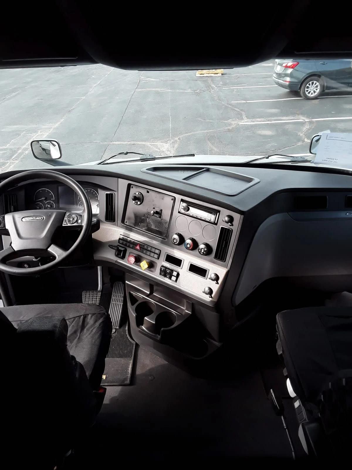 2020 Freightliner Cascadia in Altoona, IA — photo 11