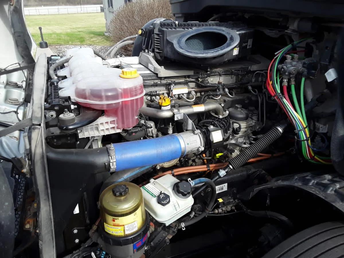 2020 Freightliner Cascadia in Altoona, IA — photo 13
