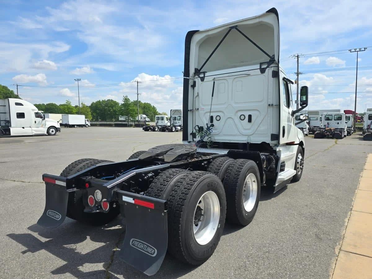 2022 Freightliner Cascadia in North Little Rock, AR — photo 4