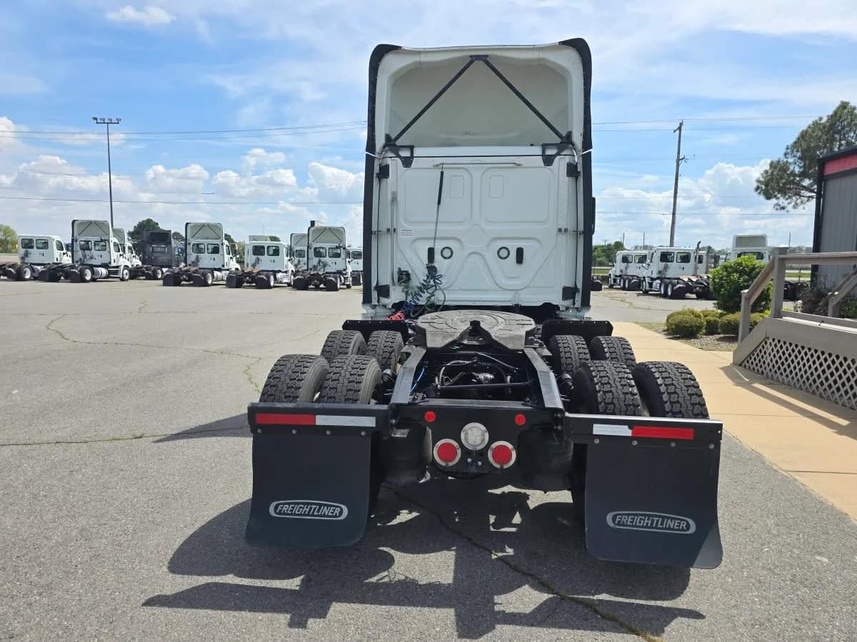 2022 Freightliner Cascadia in North Little Rock, AR — photo 5