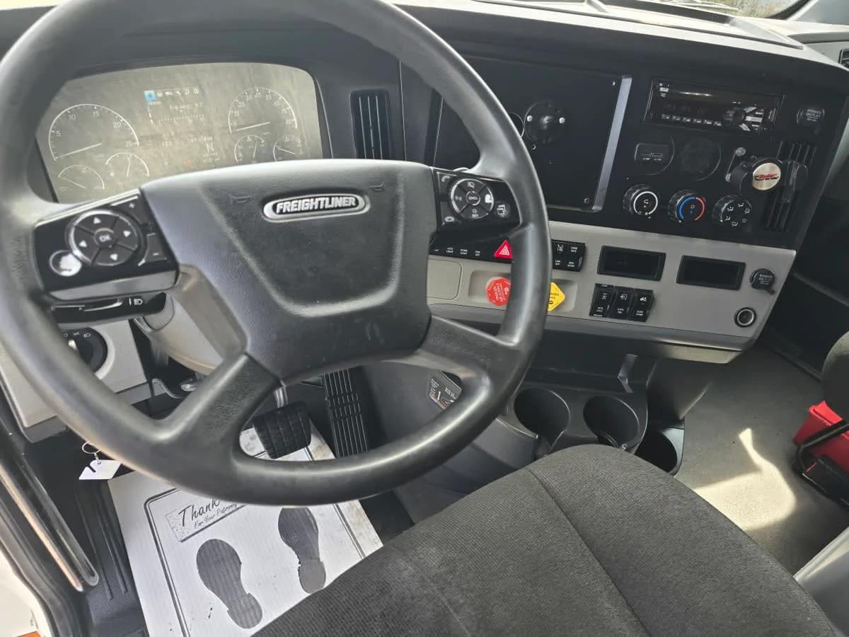 2022 Freightliner Cascadia in North Little Rock, AR — photo 7