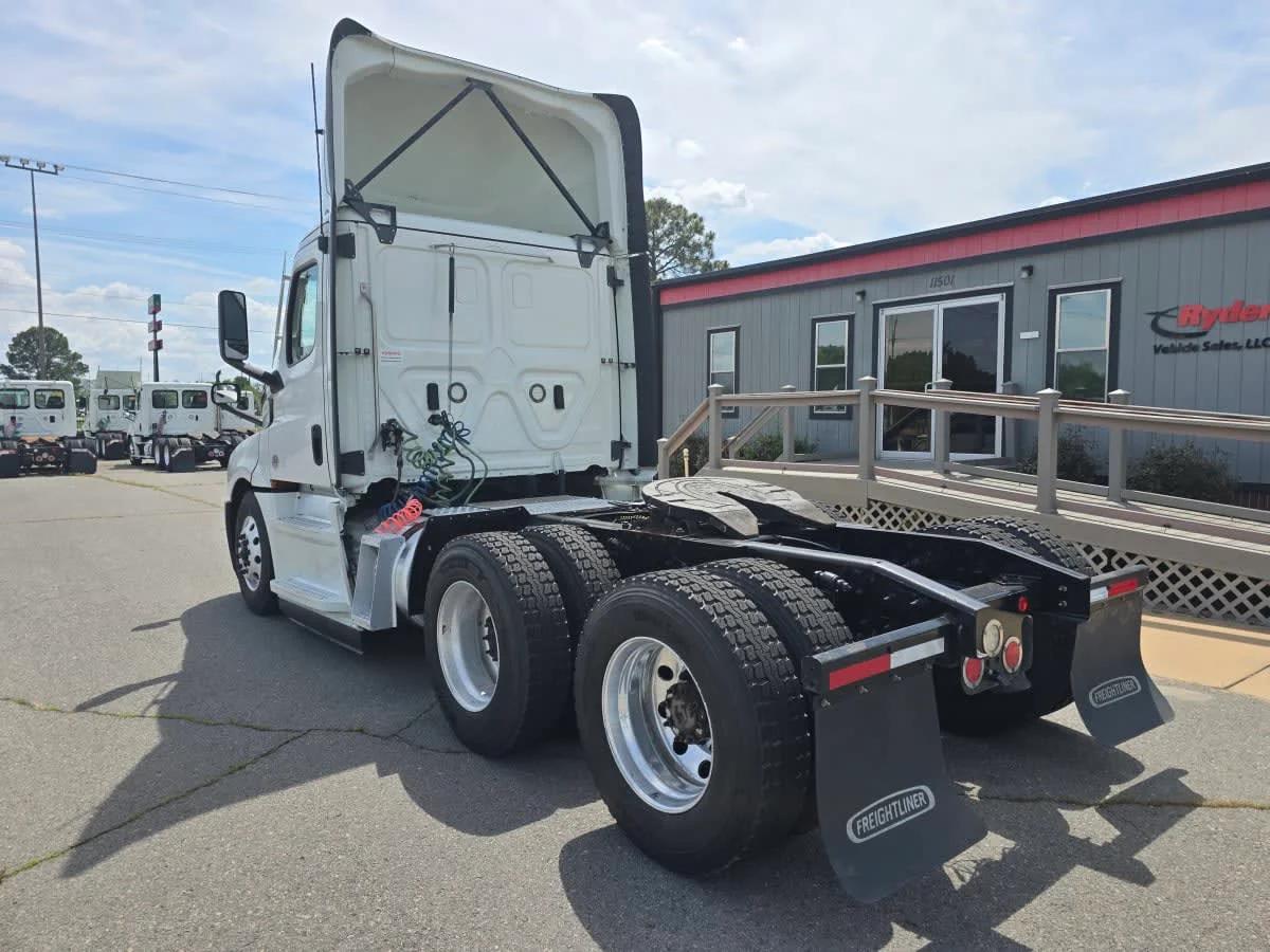 2022 Freightliner Cascadia in North Little Rock, AR — photo 6