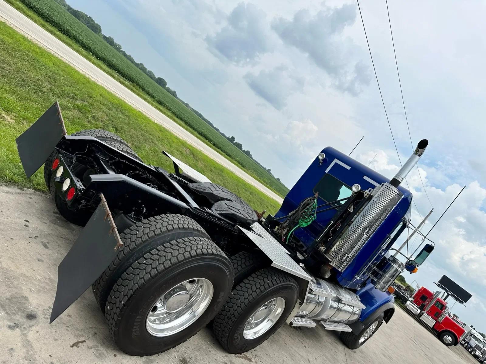 2018 Kenworth W900 in New Lenox, IL — photo 11