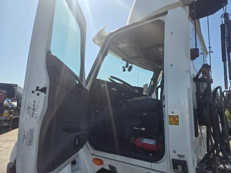 2019 International LT in Stockton, CA — photo 9