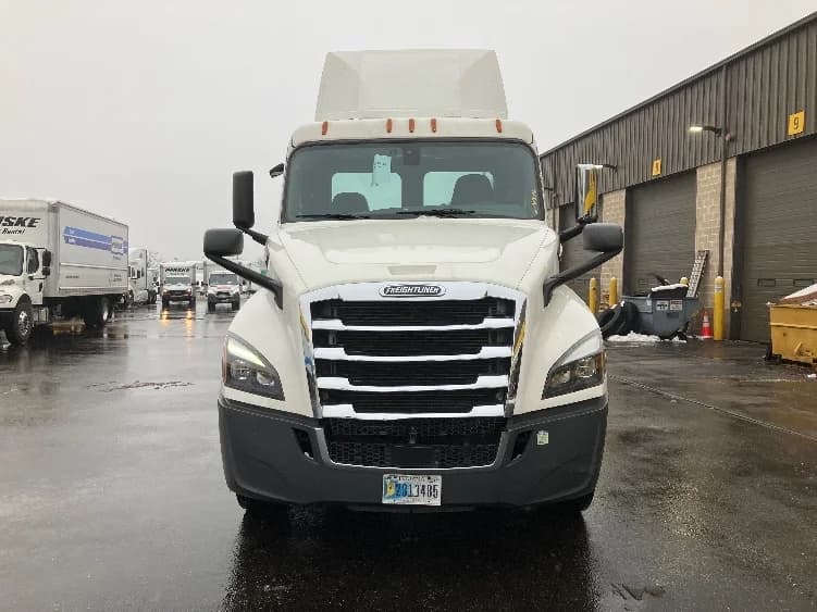 2019 Freightliner Cascadia in Baltimore, MD — photo 2