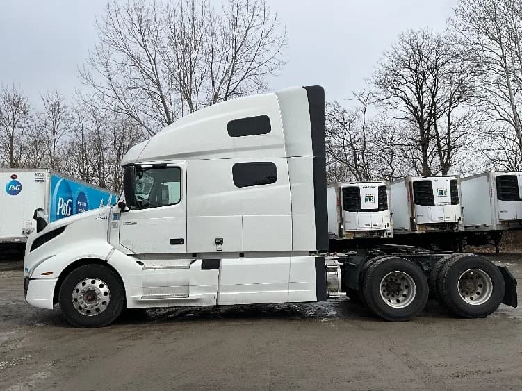 2022 Volvo VNL 760 in Reading, PA — photo 4