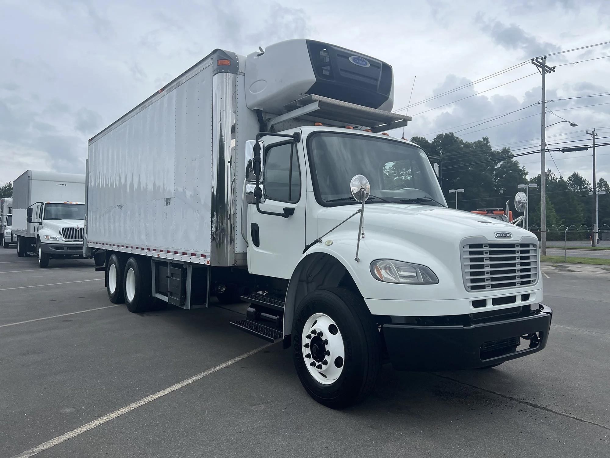 2018 Freightliner M2 106 — photo 3