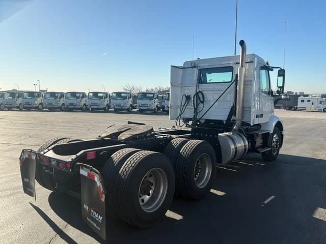 2023 Volvo VNR 640 in Kansas City, MO — photo 3