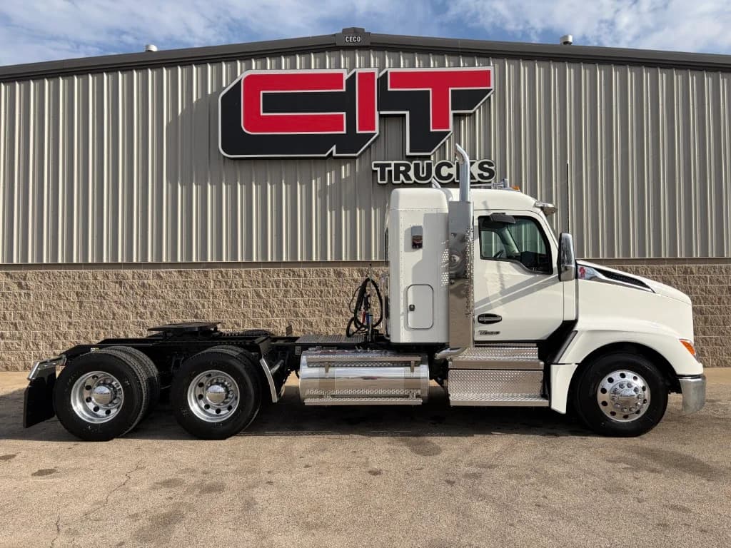 2027 Kenworth T680 in Morton, IL — photo 4
